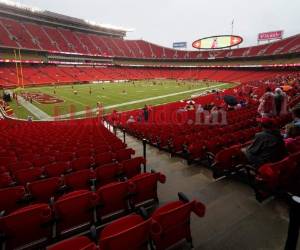 Un grupo de fanáticos observa el entrenamiento de los Chiefs de Kansas City, el sábado 29 de agosto de 2020 (AP Foto/Charlie Riedel).