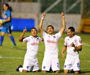 Michael Chirinos, Roger Rojas y Marcelo Canales celebran la segunda anotación del equipo melenudo ante el Vida. Foto: David Romero / El Heraldo.