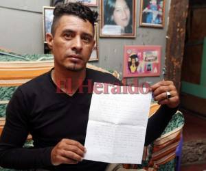 Edwin René Díaz Montoya “Mix”, el mejor amigo de Clemente Javier Aguirre, leyó a EL HERALDO una de las cartas que le envió desde la cárcel. Foto: Efraín Salgado/EL HERALDO