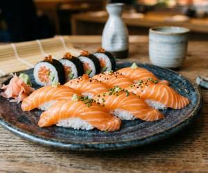 El sushi de salmón, una receta fácil para celebrar el Día Internacional del Sushi. Además de su sabor y versatilidad, el salmón es reconocido por su aporte de proteínas de alta calidad y otros nutrientes.