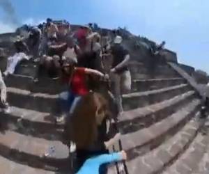 En el archivo se escucha el llanto de las mujeres y el pánico colectivo de los presentes.