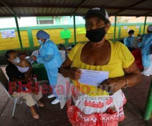 Una locataria posó muy contenta para la cámara de EL HERALDO tras ser inmunizada. Foto: Johny Magallanes