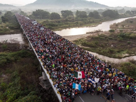 Vista aérea de los migrantes hondureños que se dirigen a una caravana a los EE. UU., Mientras Arriaga abandona su camino hacia San Pedro Tapanatepec, al sur de México. Foto Agencia AFP.