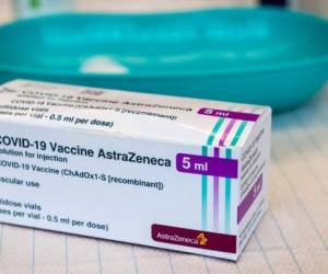 España y otros países europeos como Italia, Alemania o Francia han suspendido la administración de la vacuna por el temor a que ésta produzca efectos secundarios grave. Foto: AFP.