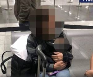 Jennifer Erin Talbot intentó sacar al bebé del país dentro de un bolso. Foto: Captura video CNN.