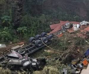 La rastra transportaba material de construcción, específicamente láminas para techo, pero tras el accidente quedó hecha un amasijo de hierro.