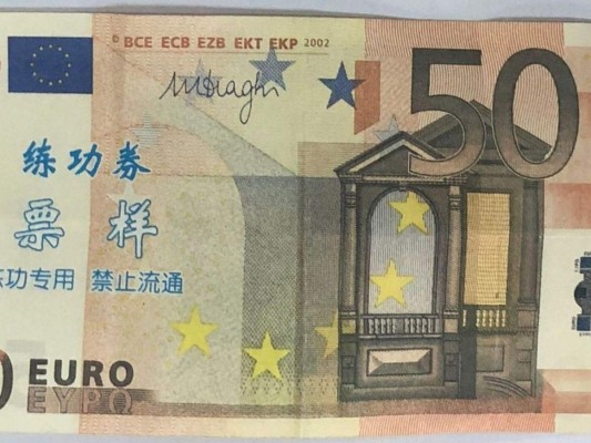 Los billetes son euros falsos que se usan en China para un ritual.