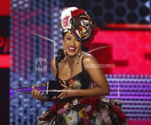 Cardi B al momento de conocer su victoria en los American Music Awards. (Foto: AP)
