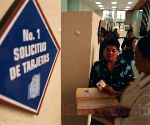 Este es el diseño de la nueva tarjeta de identidad, que tiene medidas de seguridad y elementos patrióticos.