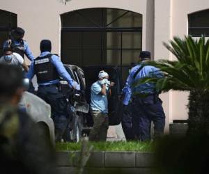 De acuerdo, a los videos que registraron el hecho violento los uniformados no intervinieron durante la turba que allanó la casa del italiano. Foto: AFP.