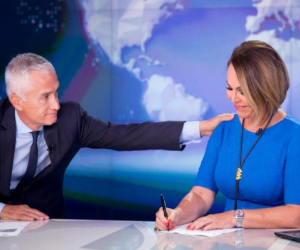 Jorge Ramos junto a María Elena Salinas en el programa de noticias de Univisión.