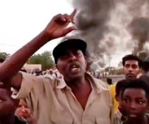 En esta escena tomada de un video, gente reunida durante una protesta en Jartum, el lunes 25 de octubre de 2021. Fuerzas militares detuvieron el lunes a varios miembros del gobierno de Sudán, según el Ministerio de Información del país. El principal grupo prodemocrático llamó a la población a salir a las calles para impedir un aparente golpe militar. (New Sudan NNS via AP)