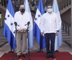 Los presidentes de Guatemala y Honduras saludan a las cámaras antes de ingresar a la Casa Presidencial hondureña. Foto: Cortesía