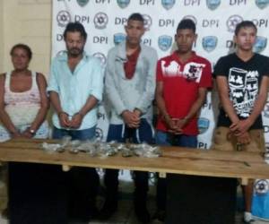 Los cinco detenidos llevaban dinero en efectivo y supuesta droga.