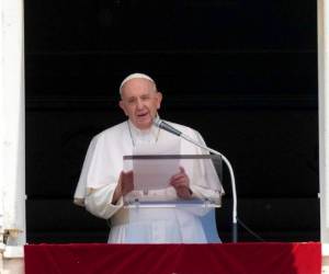 Francisco lamentó que miles de personas desplazadas en Myanmar “se están muriendo de hambre”. FOTO: AP