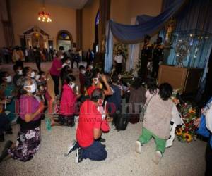 De rodillas, los fieles devotos de la Virgen de Suyapa hacían sus plegarias para dar gracias por los milagros hechos realidad y cumplir las promesas, que se hacen cada 3 de febrero. Foto: David Romero/EL HERALDO.