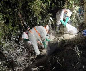 Esta mañana continúan las labores de limpieza y control en la zona del accidente ocurrido sobre la carretera CA-4, en el municipio de Quimistán, donde se registró el derrame de cianuro granulado transportado en un contenedor de aproximadamente 20 toneladas. Lo que se abe de la delicada labor.