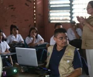 Los técnicos y enseñando a los alumnos al cuidado del ambiente. Foto: Alex Pérez / EL HERALDO.