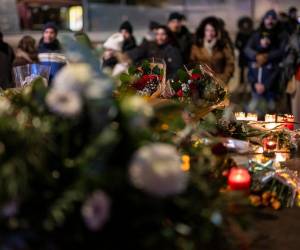 Las autoridades suizas han confirmado que cuarenta personas murieron en la madrugada de este 1 de enero en el incendio de un bar, conocido por tener un público muy joven, en la estación de esquí de Crans Montana, en el corazón de los Alpes suizos. Este mismo día se llevó a cabo una vigilia.