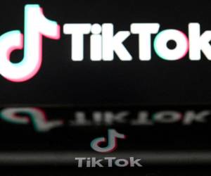 Esta imagen ilustrativa tomada en Moscú el 24 de marzo de 2023 muestra el logotipo del servicio chino de redes sociales TikTok en la pantalla de un teléfono inteligente.
