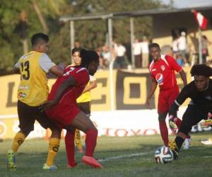 El Villanueva FC aventaja al Reeal España 1-0.