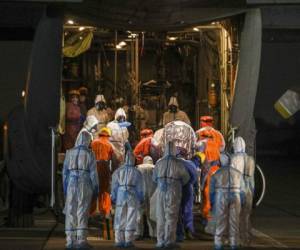 Trabajadores de la salud mueven a un paciente con Covid-19 para ser transportado de Santiago a la ciudad de Concepción para liberar espacio de unidades de cuidados intensivos en los hospitales capitalinos. Foto: AP