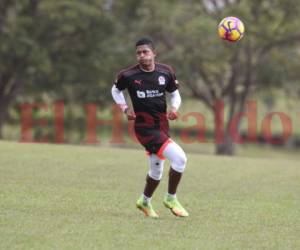 Carlo Costly entrenó con Olimpia y tiene pláticas con el Santiago Wanderes de Chile.