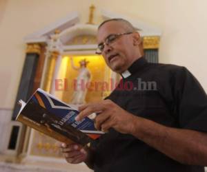 El padre Juan Antonio Salinas se encuentra próximo a publicar su segundo libro. Foto: Alejandro Amador.
