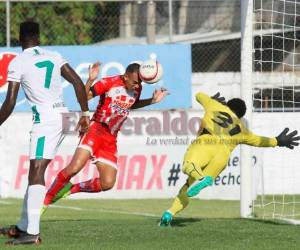 Momento en el que Devron García conectaba el balón en el área de Platense. (Foto: Edwin Romero / EL HERALDO)