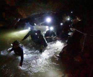 No toda la cueva era como se aprecia en la foto, habían segmentos extrechos y totalmente oscuros que hacían más tormentoso el recorrido. (Foto: AFP)