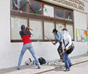 Manifestantes rompieron los vidrios de la Alcaldía de Iguala. (Fotos: AFP)
