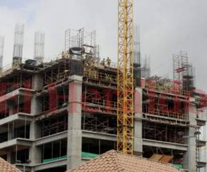 La construcción de las torres sigue avanzando en los primeros niveles con recursos de la empresa concesionaria. Foto: EL HERALDO