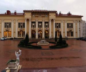 'Swissotel Sotchi Kamelia', de cinco estrellas, construido con el Mar Negro a un lado y con un exuberante bosque de pinos y palmeras al otro lado, está rodeado de altos muros y estará custodiado por miembros de seguridad. Foto: AFP