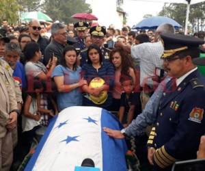El ataúd estaba cubierto por la Bandera de Honduras como señal de que había muerto como un héroe. Foto: Stalin Irías / EL HERALDO