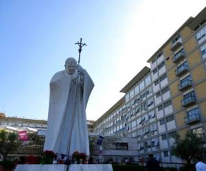 Francisco pasó por una intervención de tres horas el domingo por lo que el Vaticano describió como un estrechamiento del intestino grueso. FOTO: AP