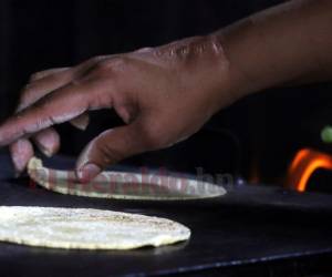 La tortilla es uno de los alimentos de mayor consumo para los capitalinos, por lo que su aumento de precio es un duro golpe al bolsillo.