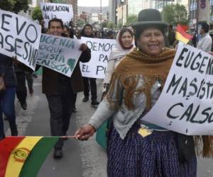 Los partidarios del expresidente Evo Morales pasan por una zanja excavada para evitar que los vehÃ­culos pasen por la carretera que conduce a la planta 'Yacimientos PetrolÃ­feros Fiscales Bolivianos' en El Alto, Bolivia, el domingo 17 de noviembre de 2019. (AP Foto/Natacha Pisarenko)