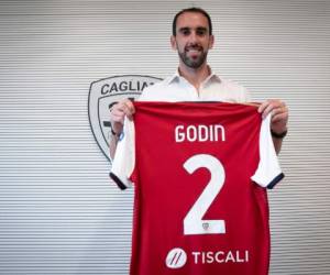 Diego Godín firmó por el Cagliari un contrato de tres temporadas. Foto: Twitter