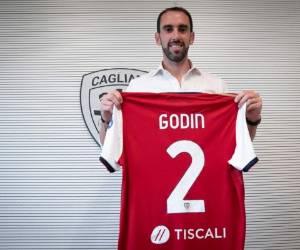 Diego Godín firmó por el Cagliari un contrato de tres temporadas. Foto: Twitter