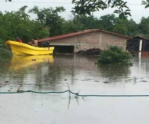 Algunas familias tuvieron que evacuar sus viviendas en lanchas.