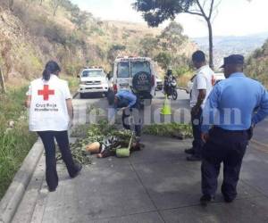 Elementos policiales y de la Cruz Roja en la escena donde dejaron el cuerpo sin vida de una mujer en la cuesta El Chile de la capital de Honduras. Foto: Estalin Irías/ EL HERALDO