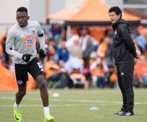 El delantero Alberth Elis entrena fuerte para ganar un puesto en el Houston Dynamo