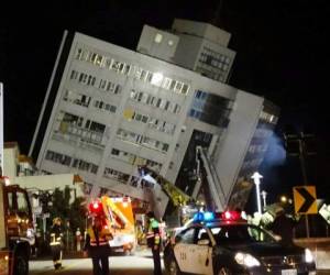 La planta baja del Hotel Marshal, en el distrito de Hualien, se derrumbó y causó la muerte de un empleado. Otra persona falleció en un edificio residencial, indicó el servicio nacional de emergencias y bomberos. Foto: AP