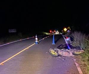 El cuerpo del joven motociclista quedó a la orilla de la carretera que conduce de Río Lindo hacía Potrerillos