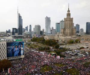 Una vista general tomada el 1 de octubre de 2023 muestra a los manifestantes que participan en la ‘Marcha del Millón de Corazones’, organizada por la oposición, en la calle Marszalkowska en el centro de Varsovia, con el Palacio de la Cultura al fondo.