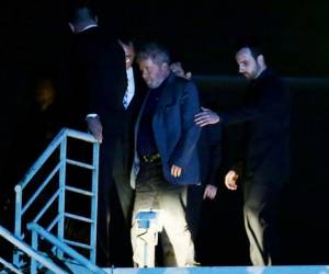 Momento en el que el expresidente de Brasil, Lula Da Silva, es trasladado hacia la cárcel de Curitiba. (AFP)