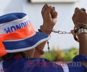 Una mujer llegó a la manifestación paralela del Partido Libertad y Refundación (Libre) con sus manos encadenadas. Libre organizó una movilización en el Día de la Independencia. Foto: Alex Pérez/ EL HERALDO.