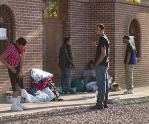 Decenas de migrantes esperan afuera de un albergue en Minnesota para espera de resolver su situación legal.