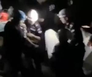 Momento en que el pequeño era cargado en brazos para sacarlo de la zona donde había quedado atrapado.