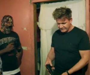 Gordon Ramsey mientras manipula el arma de los supuetos sicarios. Foto captura ITV